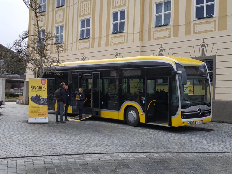 E-Bus mit Infostand