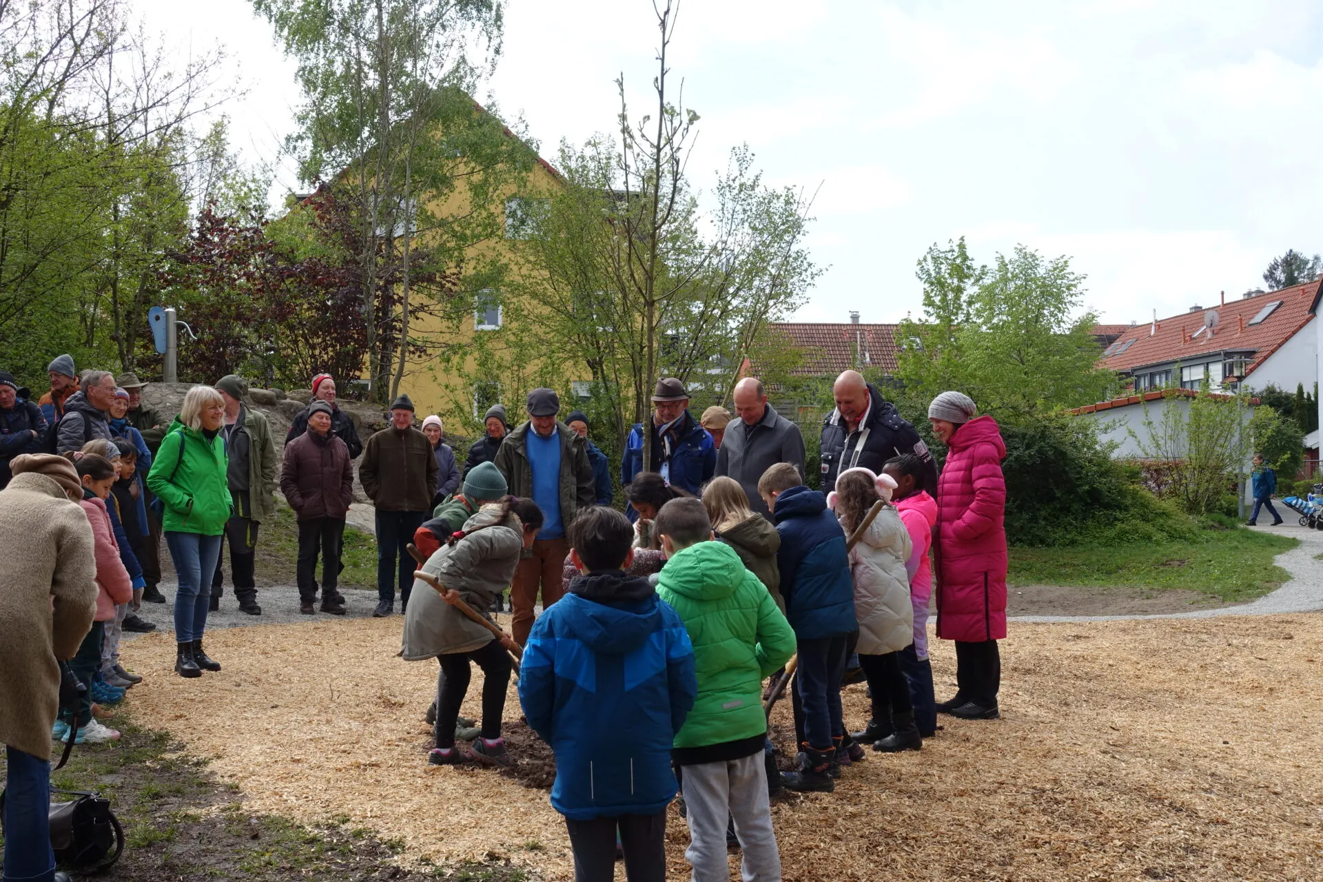 Baumpflanzung mit Kindern der Fürstenstraße und Oberbürgermeister Thomas Kiechle