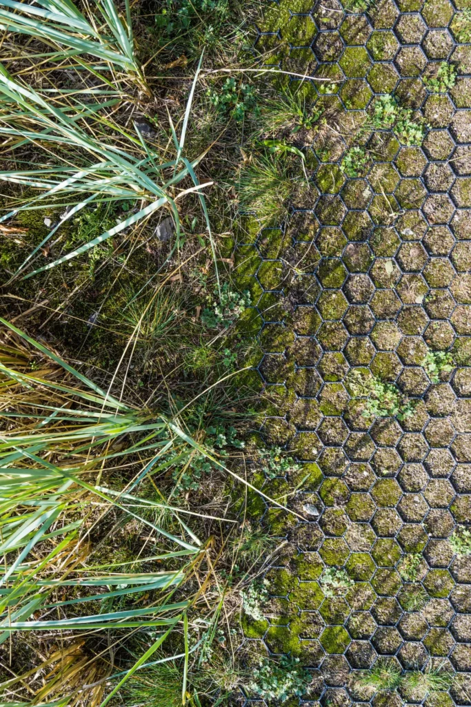Entsiegelung von Flächen mit wasserdurchlässiger Wegebefestigung
