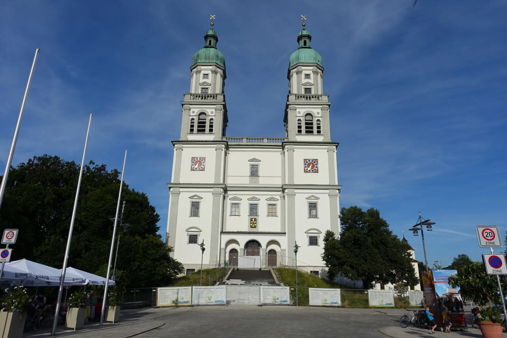 Basilika Kempten mit Klimaschutz-Bannern von Omas for Future