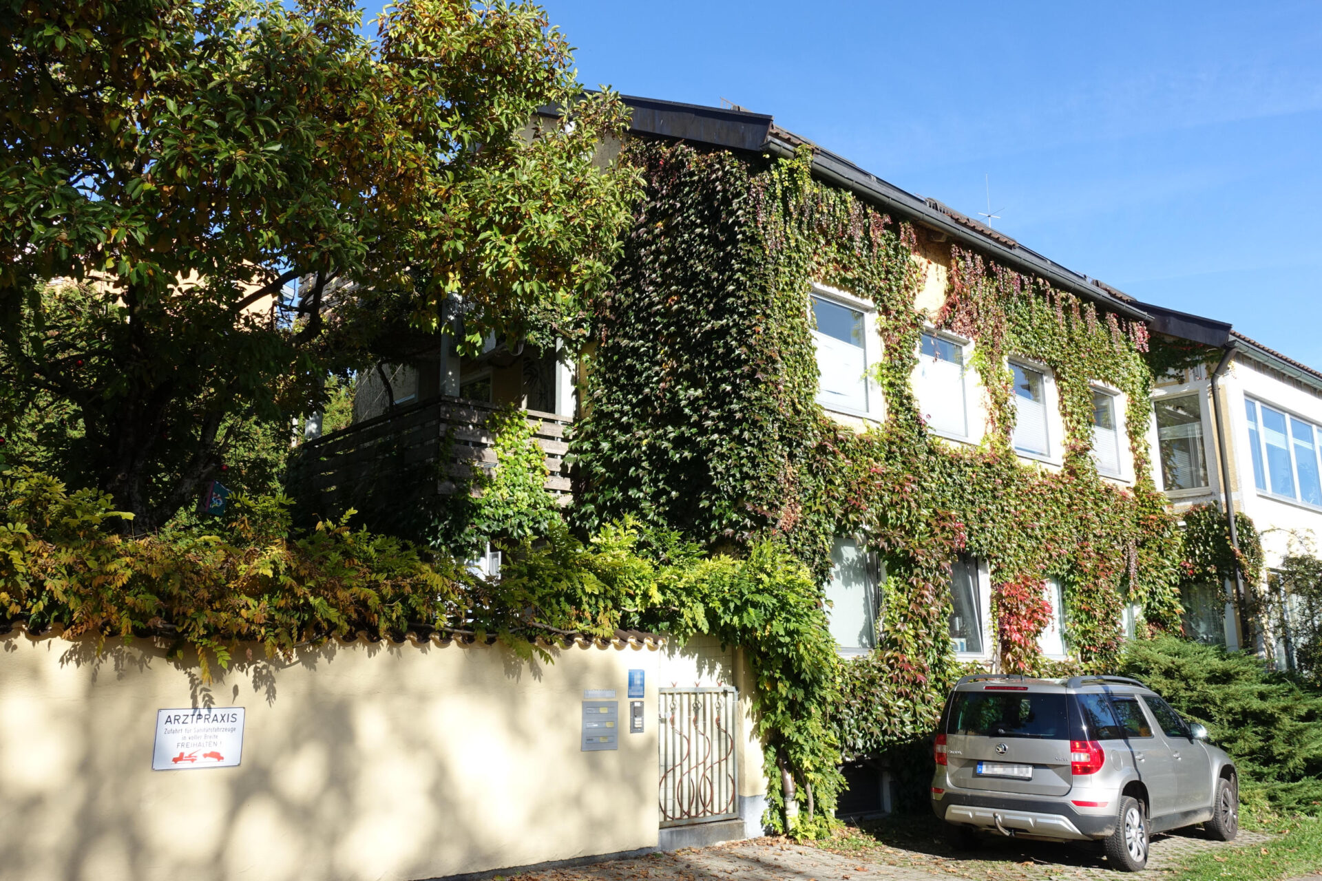 Haus mit begrünter Fassade