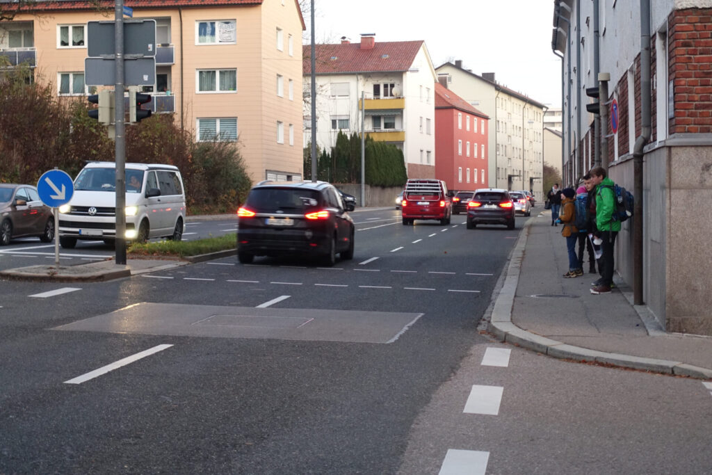 Schmaler Gehweg am Adenauerring Kempten: Schüler warten an Ampel