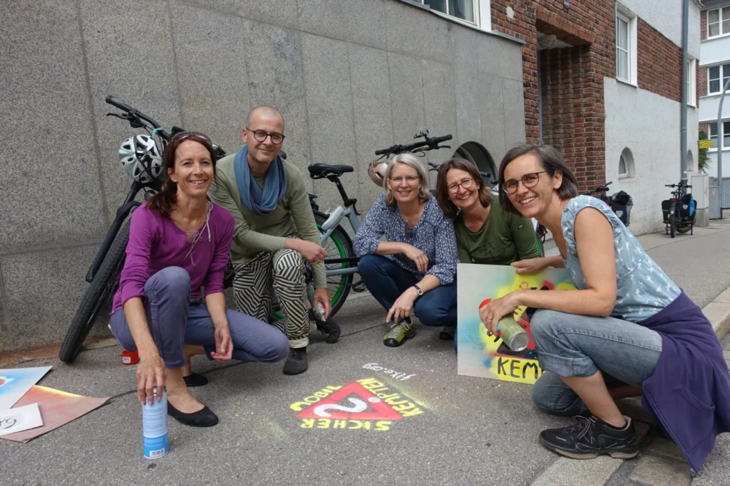 Mitglieder des FLKE beim Sprayen eines Kreise-Graffitis für die Aktion "Sicher mobil in Kempten?"