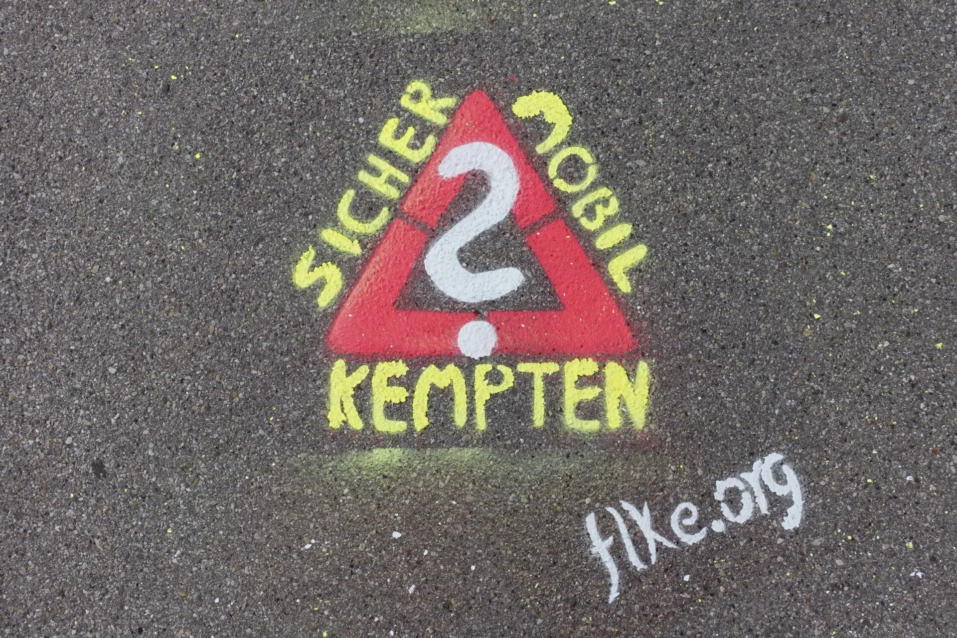 Kreide-Graffiti "Sicher mobil in Kempten?"