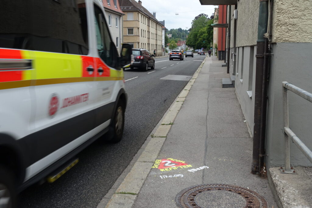 Graffito "Sicher mobil in Kempten?" auf Gehweg am Adenauerring