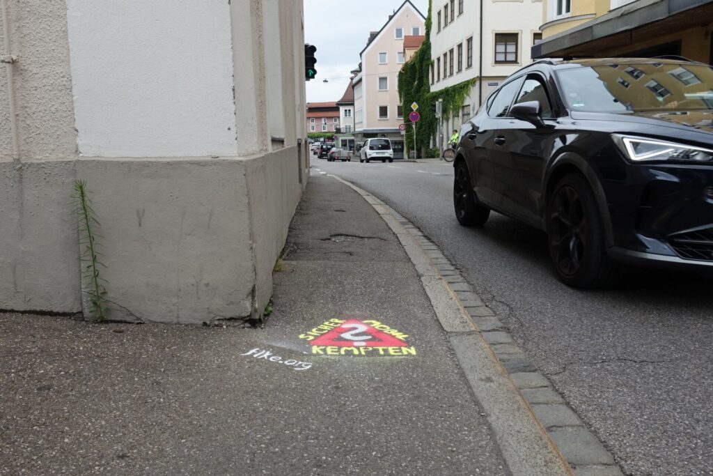 "Sicher mobil in Kempten?"-Graffito auf schmalem Gehweg in der Salzstraße in Kempten