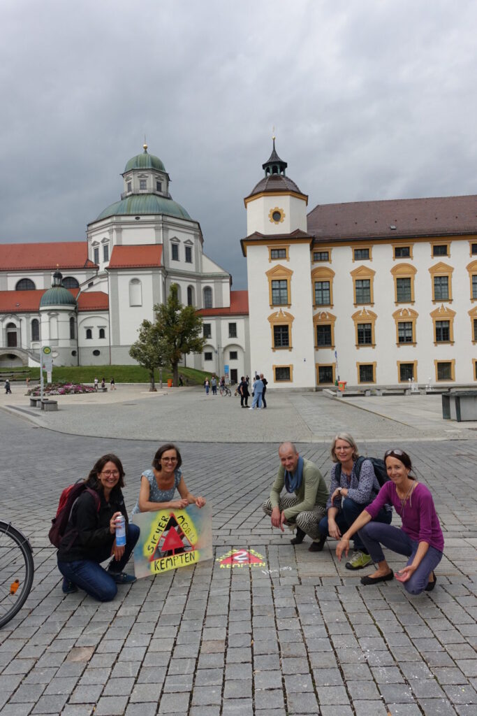 Mitglieder des FLKE mit "Sicher mobil in Kempten?"-Graffito am Residenzplatz