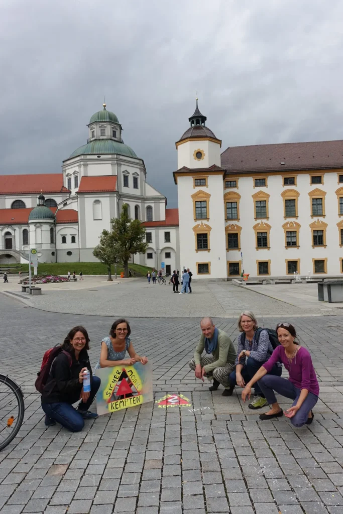 Mitglieder des FLKE mit "Sicher mobil in Kempten?"-Graffito am Residenzplatz