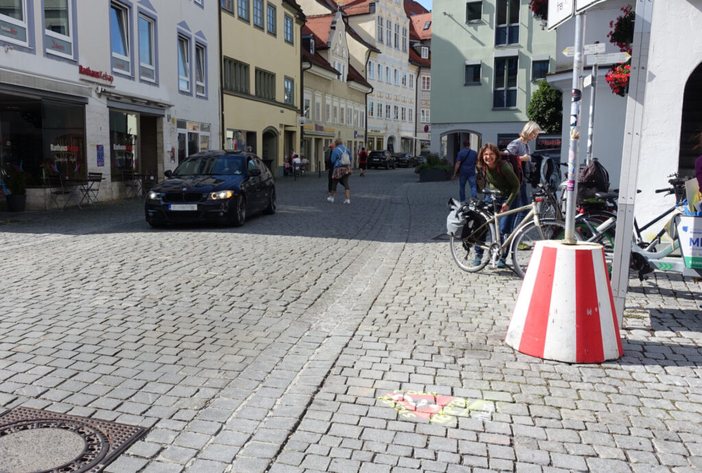 Kronenstraße mit Graffito "Sicher mobil in Kempten?"