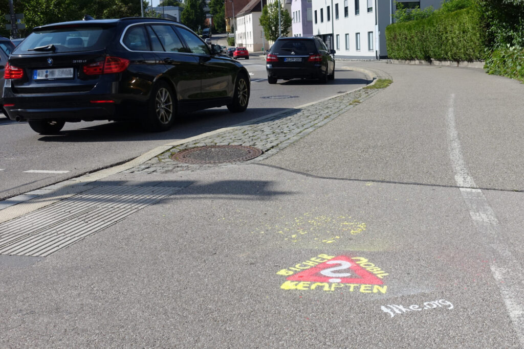 Graffito "Sicher mobil in Kempten?" auf Radweg-Ende am Bayerischen Hof, Kempten