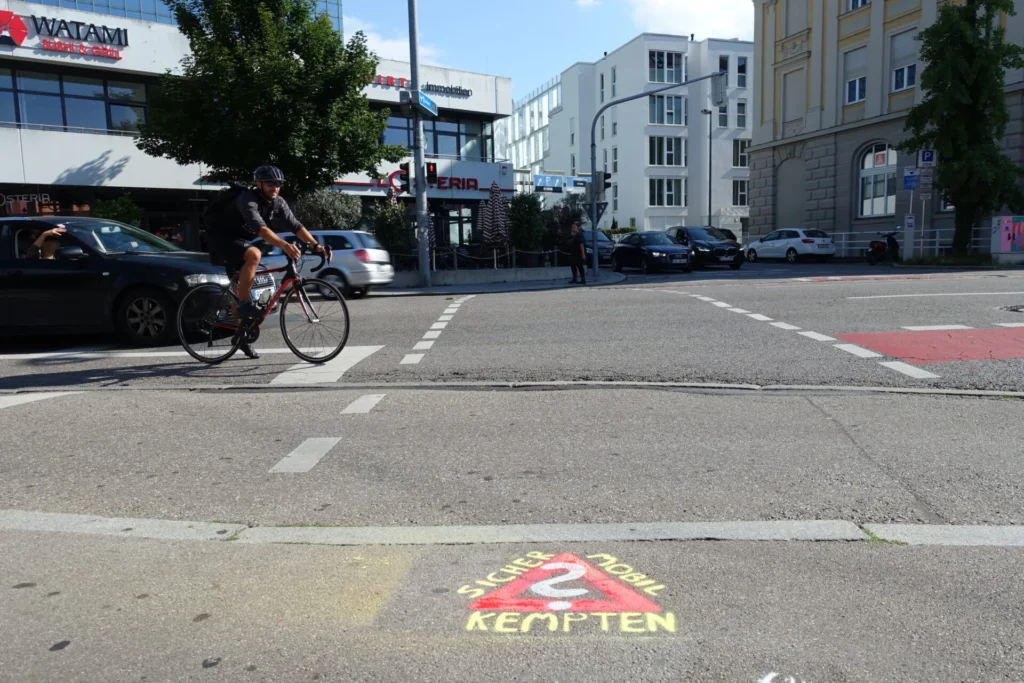 Graffito "Sicher mobil in Kempten?" an Fußgängerampel