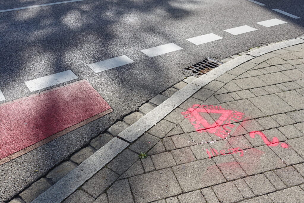 Graffito "Sicher mobil in Kempten?" mit Pfeil in Richtung Radweg-Ende, Königstraße Kempten