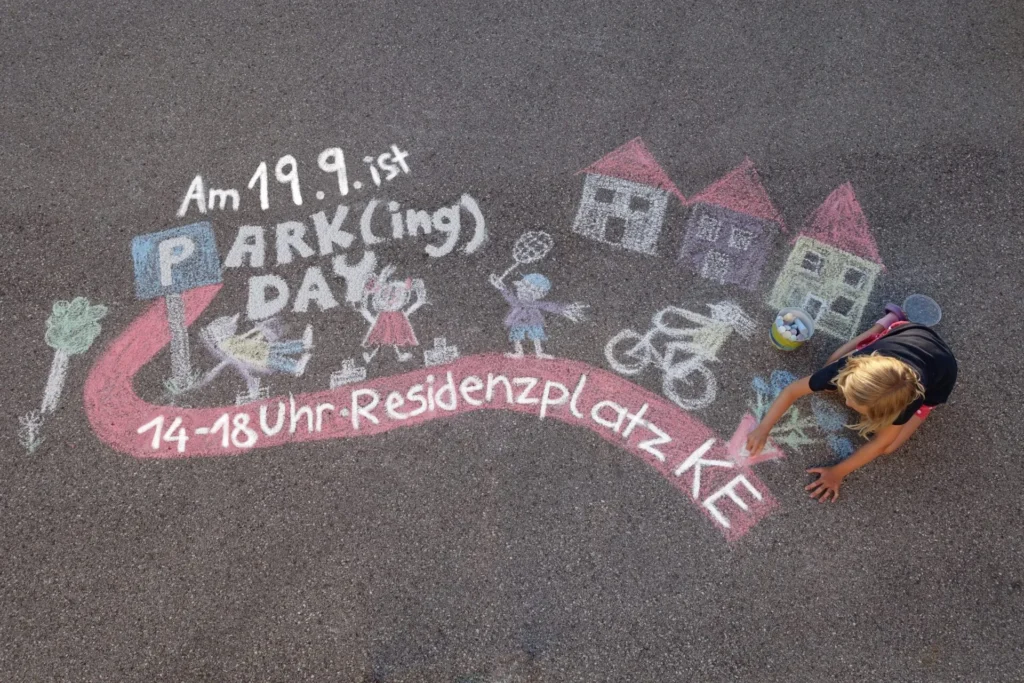 Kreidebild: Ankündigung Parking Day mit malendem Mädchen