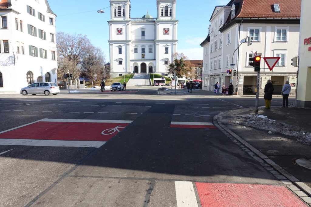 Aufstellfläche für Radfahrer, durch Bauarbeiten beschädigt