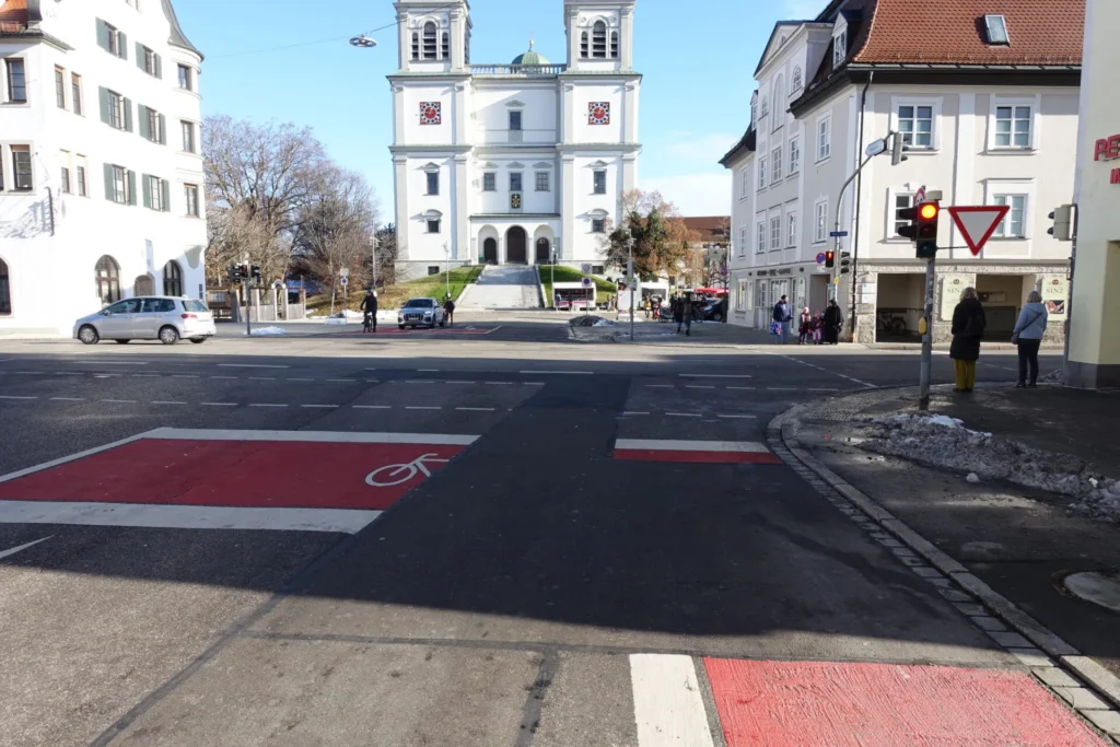 Aufstellfläche für Radfahrer, durch Bauarbeiten beschädigt