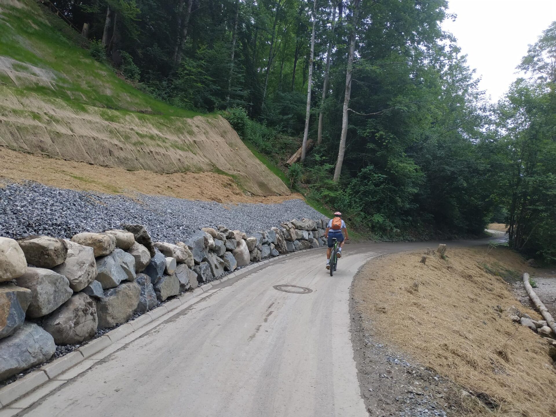 Radfahrer auf dem neu sanierten Rottachradweg