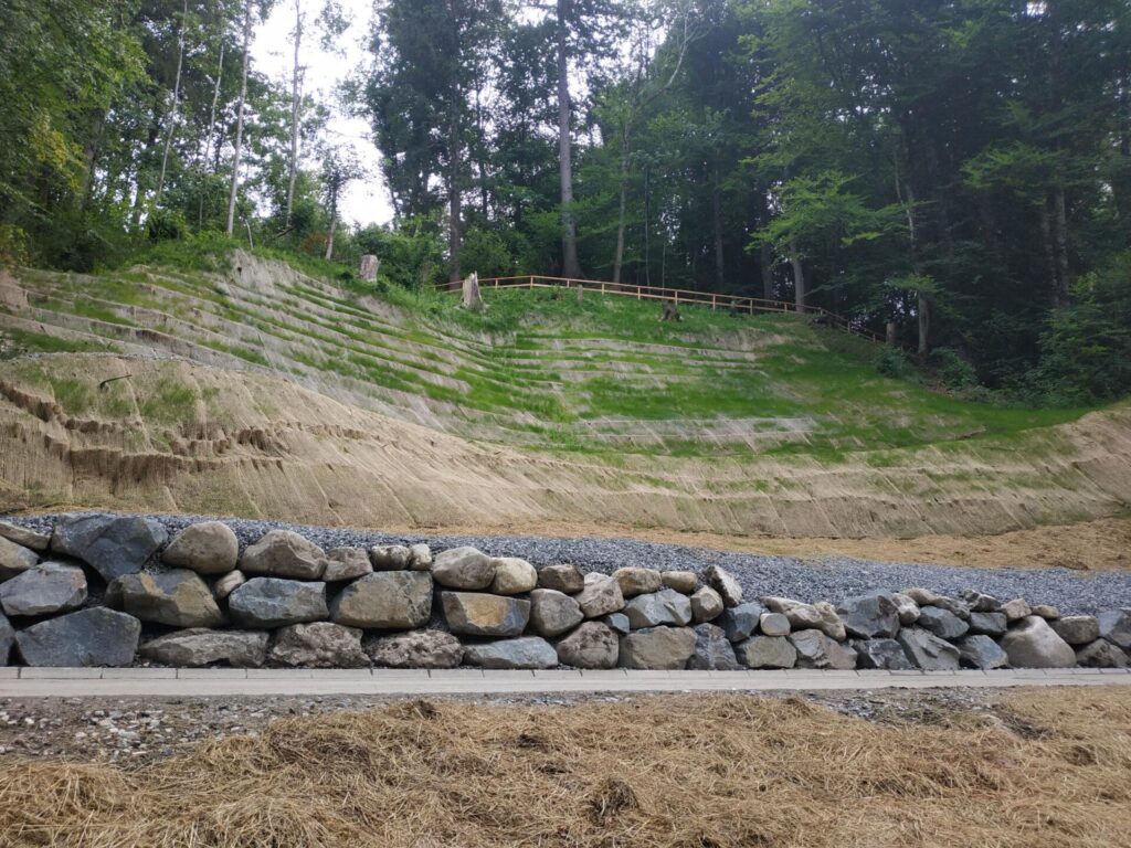 Sanierter, neu befestigter Hang am Geh- und Radweg an der Rottach nach Erdrutsch