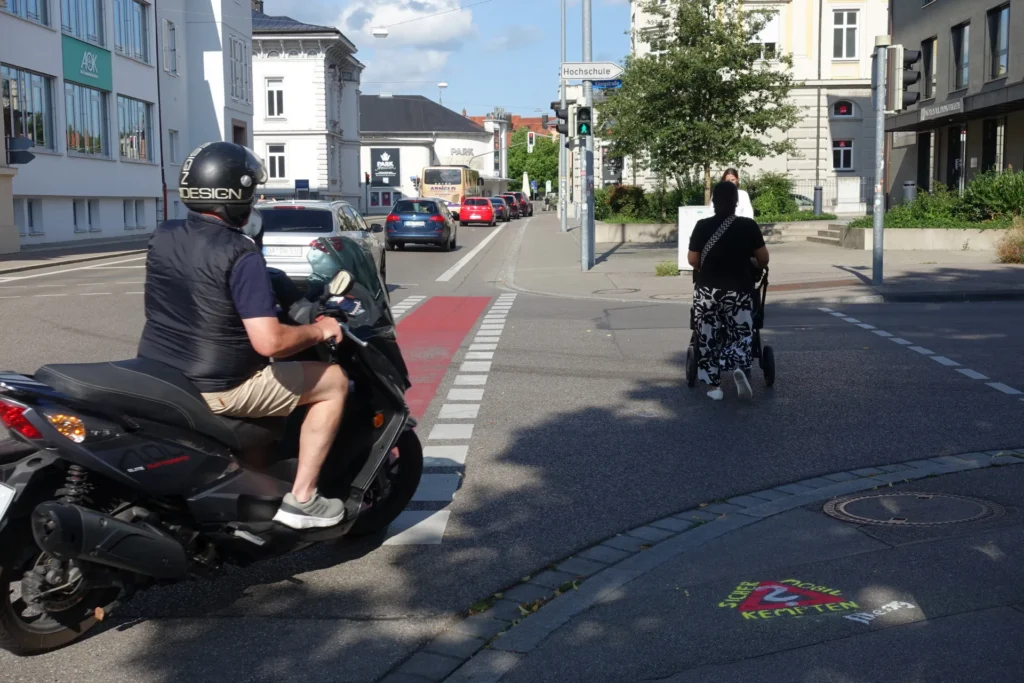 Königstraße Ecke Beethovenstraße: Radweg mit abbiegendem Motorroller