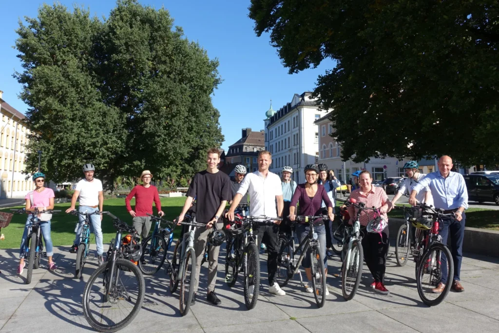 Gruppe mit Radfahrern auf dem Residenzplatz Kempten