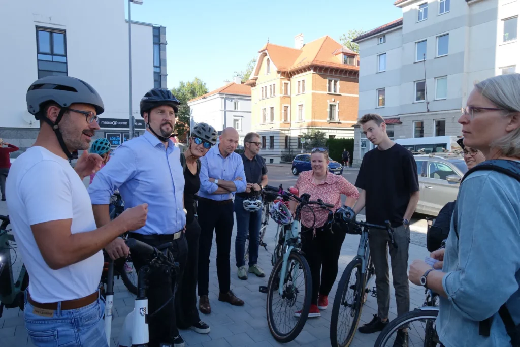 Gruppe von Radfahrern bei einer Diskussion (Salzstraße Kempten)