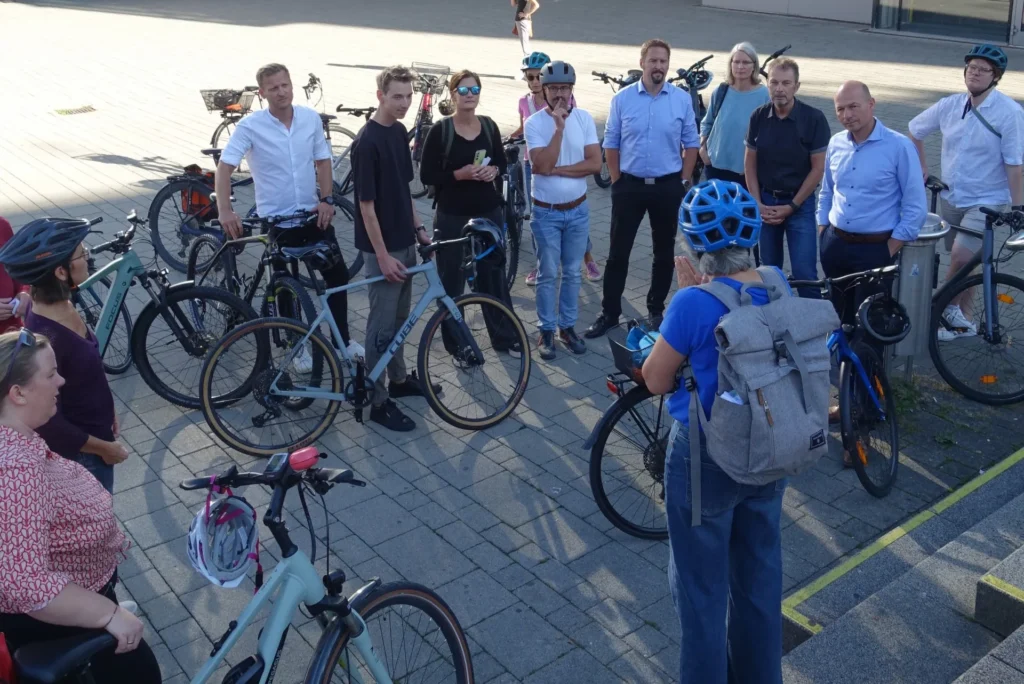 Gruppe von Radfahrern auf dem August-Fischer-Platz Kempten