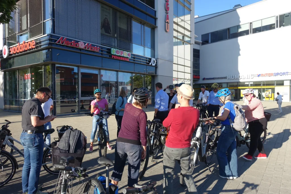 Gruppe von Radfahrern auf der Rückseite des Forums Kempten