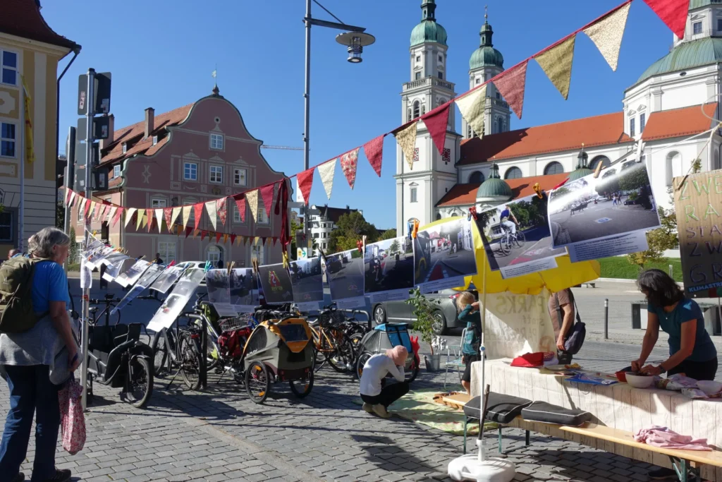 Park(ing) Day: Fotoausstellung "Sicher mobil in Kempten" mit Basilika im Hintergrund