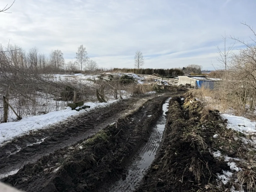 Feldweg mit tiefen Reifenspuren