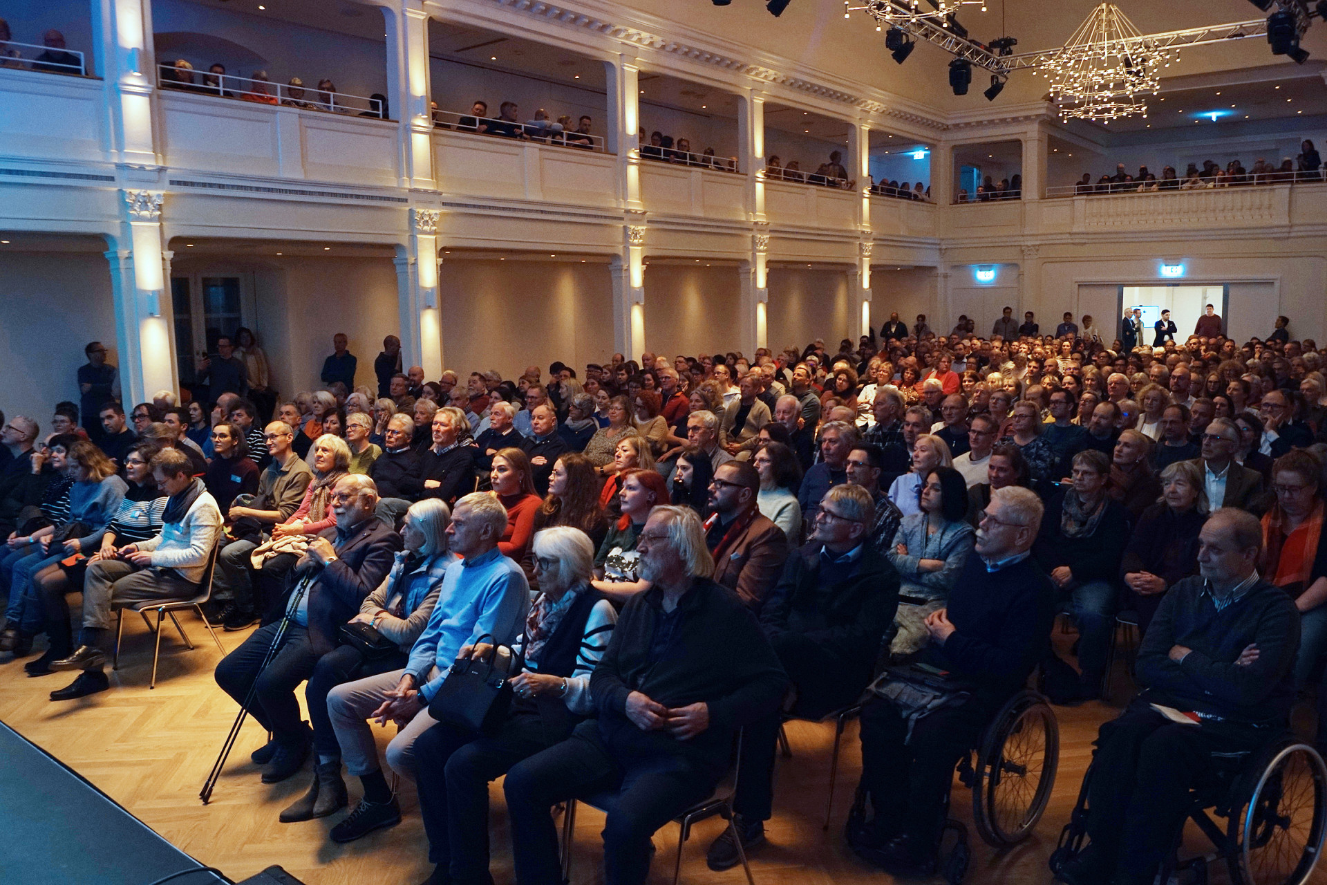 Podiumsdiskussion "OB-Kandidierende befragt": Kornhaus mit Zuschauern