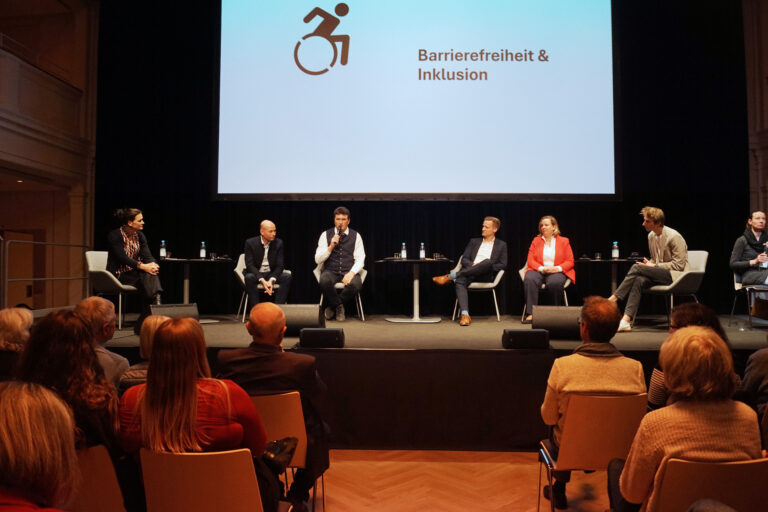 Podiumsdiskussion "OB-Kandidierende befragt"; Moderatorin mit Podiumsgästen