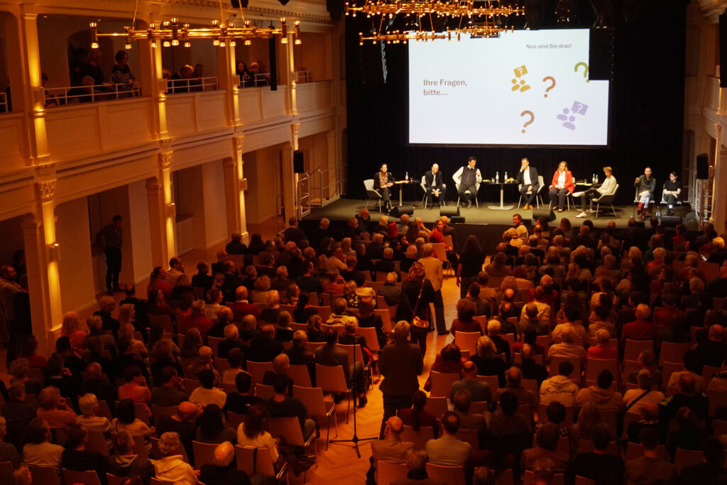 Podiumsdiskussion "OB-Kandidierende befragt": Kornhaus mit Zuschauern