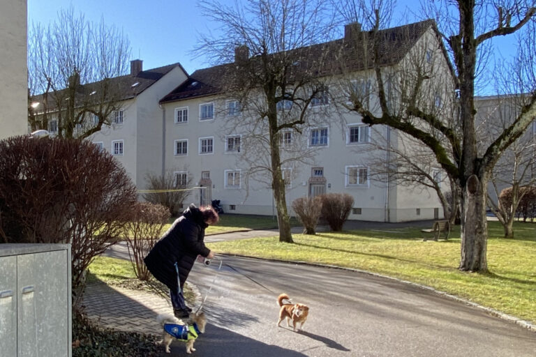 Rottachsiedlung Kempten, im Vordergrund Frau mit Hunden