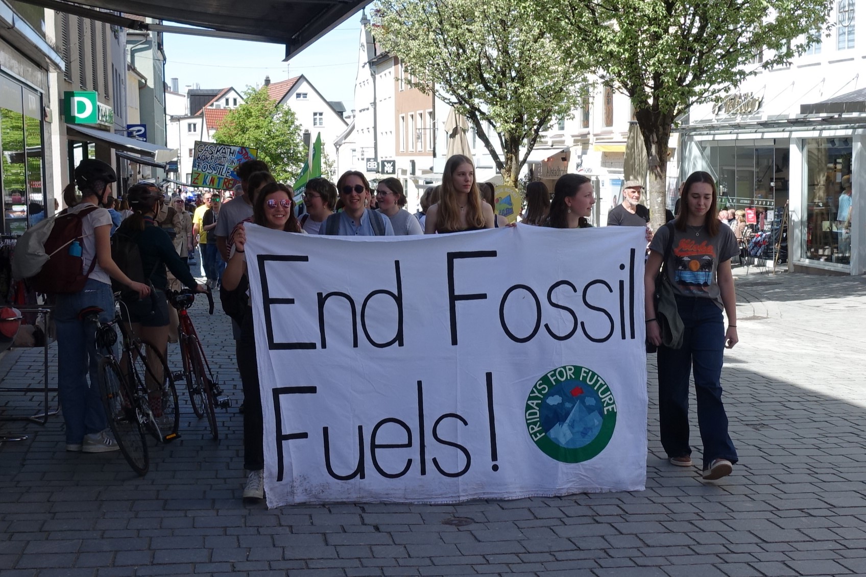 Klimastreik; Demozug mit Banner "End Fossil Fuels"