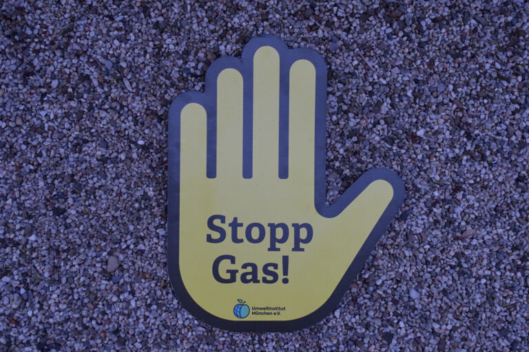 Pappschild; Gelbe Hand mit Aufschrift "Stopp Gas"