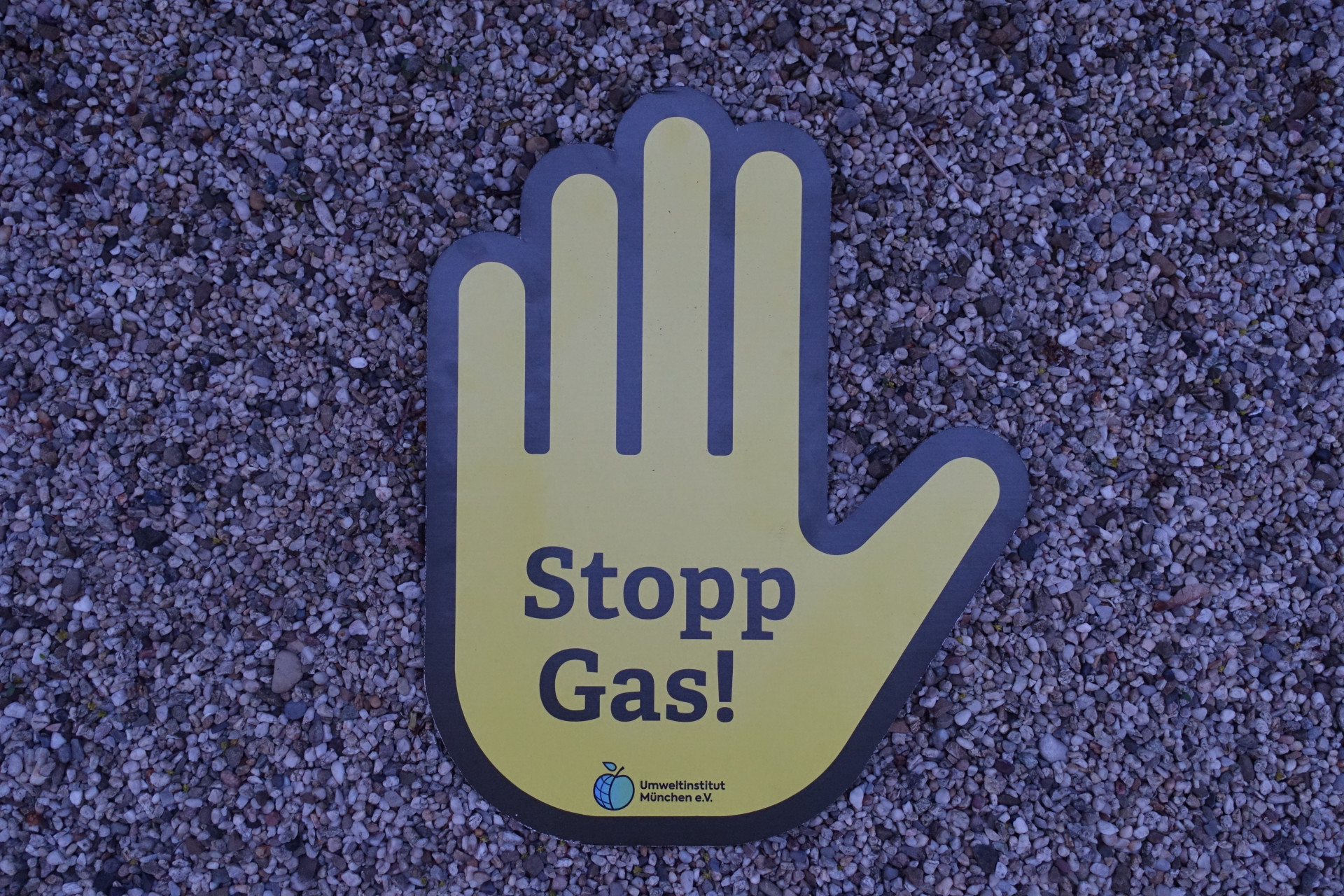 Pappschild; Gelbe Hand mit Aufschrift "Stopp Gas"