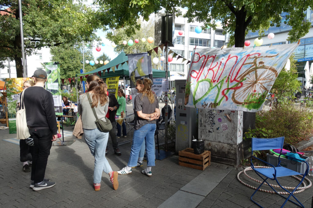 Personen im Gespräch beim Parking Day 2026