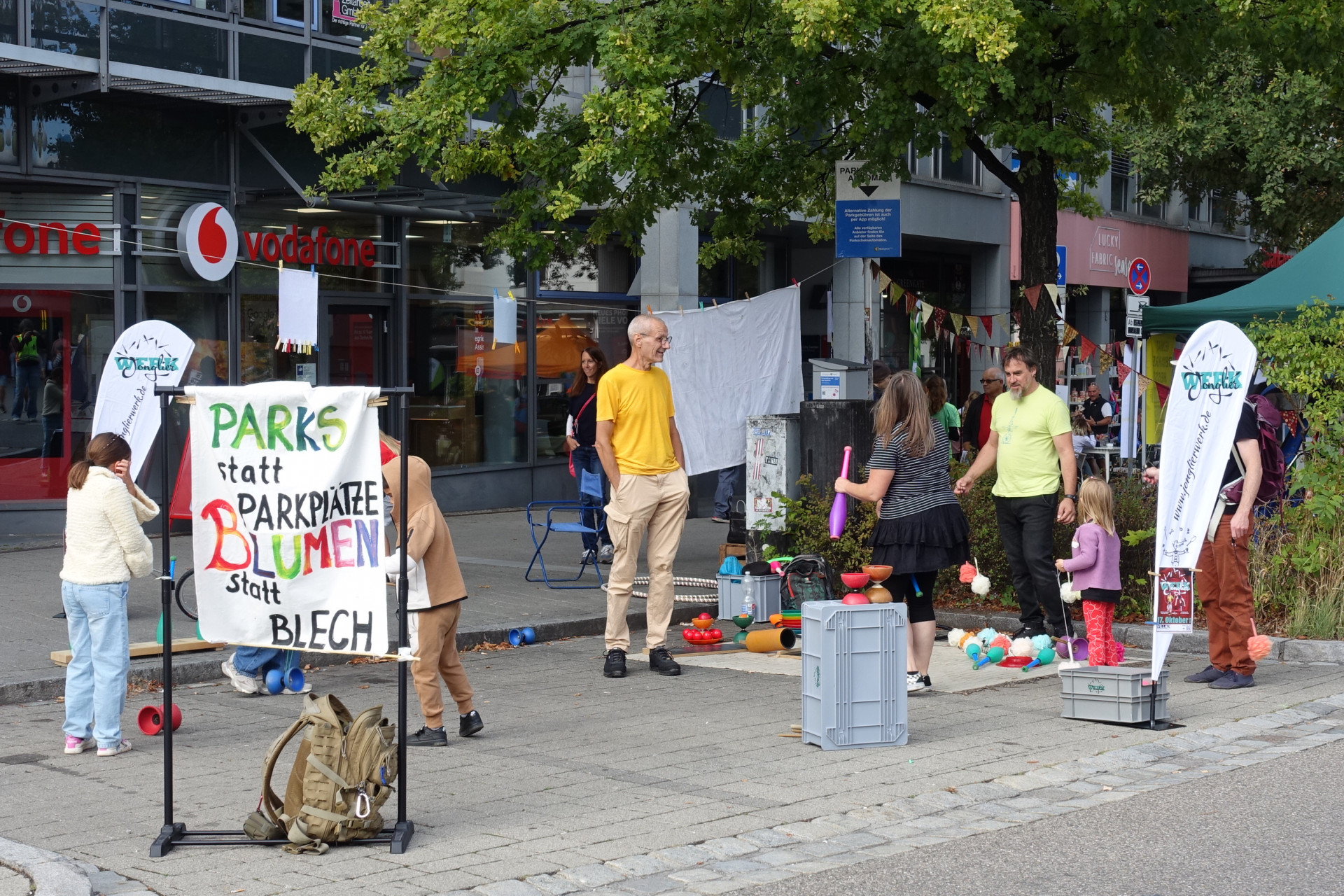 Jonglierende Personen beim Parking Day Kempten